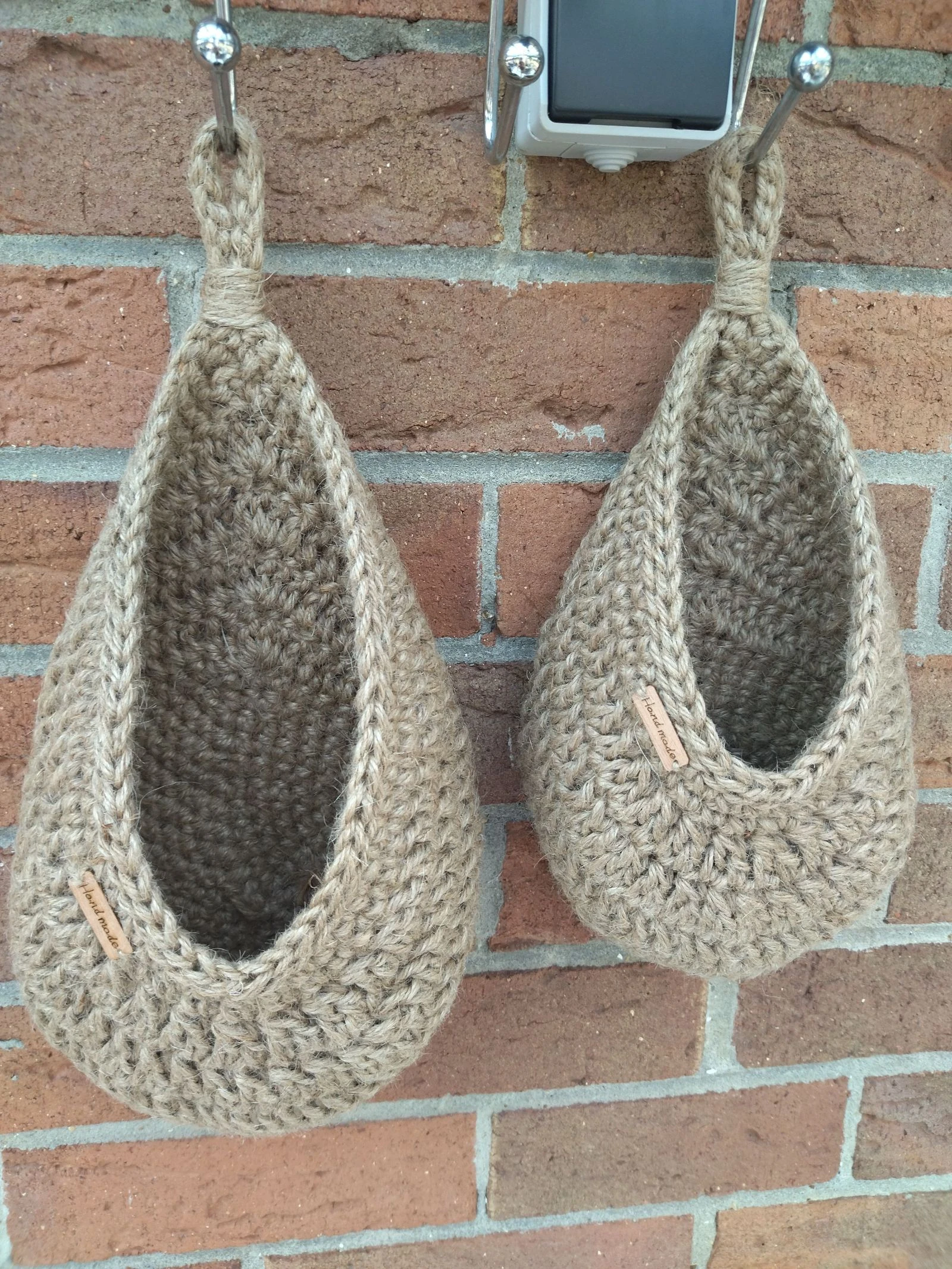 Lot de 2 paniers suspendus en jute naturelle. 